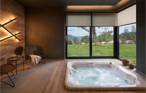uma banheira num quarto com uma grande janela em Villa Pine Tree em Labin