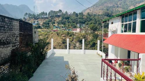 ThalにあるRituraj Hotel and Restaurantの山を背景にした建物のバルコニー