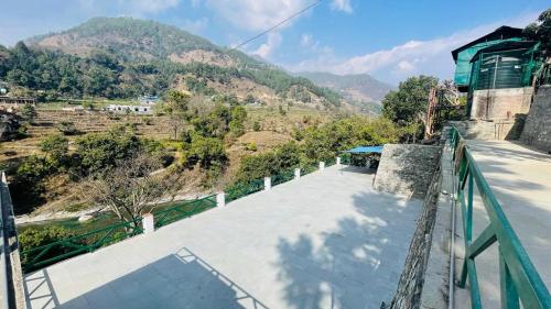 ThalにあるRituraj Hotel and Restaurantの山の景色を望むバルコニー