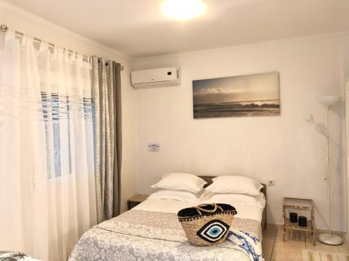 アテネにあるMon apartment Alkionis Palaio Faliroのベッドルーム1室(バスケット付きのベッド1台付)
