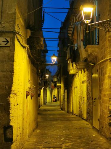 an alley way at night with lights at DIONISO Bed & Wellness in Taranto