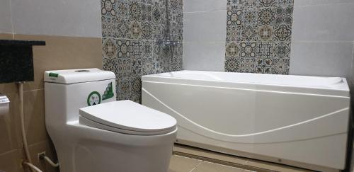 ein Badezimmer mit einem weißen WC und einer Badewanne in der Unterkunft LẠI NGUYỄN BOUTIQUE HOTEL in Cần Thơ
