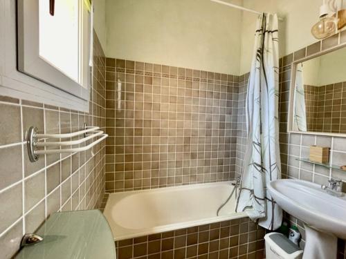 une salle de bain avec une baignoire, des toilettes et un lavabo dans l'établissement Villa à Cavalaire-sur-Mer avec piscine, sauna, parking et animaux acceptés - FR-1-226B-156, à Cavalaire-sur-Mer