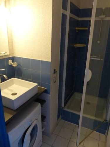 une salle de bain avec un lavabo et une douche dans l'établissement COLLIOURE Appart En Bord de MER PLAGE à 50m CLIM Garage location du samedi au samedi, à Collioure
