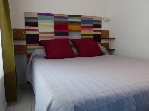 - une chambre avec un lit doté d'une tête de lit colorée dans l'établissement COLLIOURE Appart En Bord de MER PLAGE à 50m CLIM Garage location du samedi au samedi, à Collioure