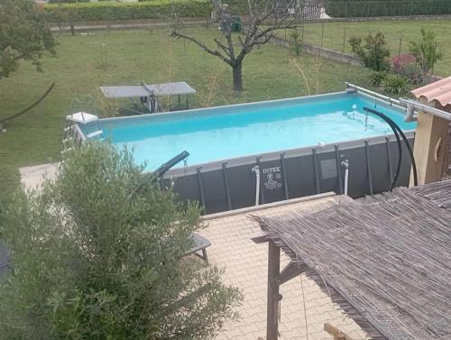 une grande piscine bleue avec toboggan dans l'établissement La Casetta T2 RDC avec jardin à Ruoms, à Ruoms