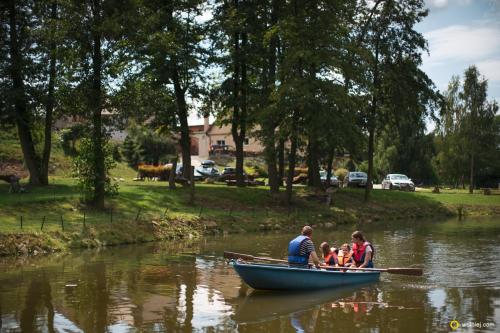 a group of people in a boat on a river at Gospodarstwo Agroturystyczne Kowalowe Wzgórze in Polanica-Zdrój