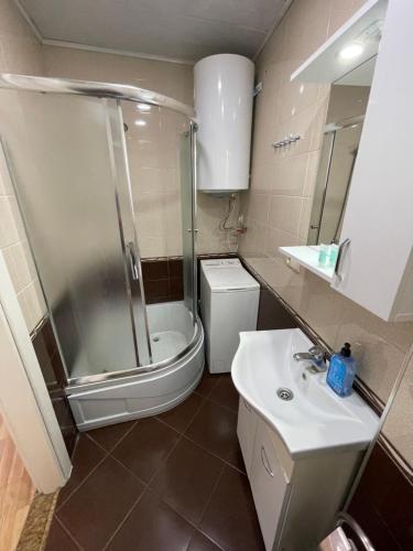 uma casa de banho com um chuveiro, um lavatório e um WC. em Sea view apartment em Batumi