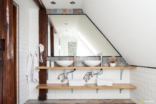 a bathroom with two sinks and a large mirror at Gospodarstwo Agroturystyczne Kowalowe Wzgórze in Polanica-Zdrój