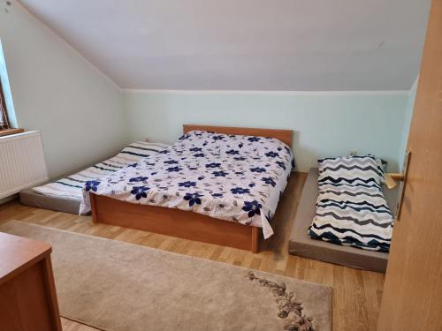 House Osjek Ilidza في إيليجا: غرفة نوم صغيرة بسريرين وباب