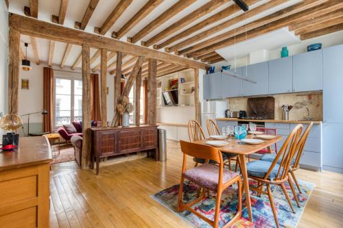 une cuisine et un salon avec une table et des chaises dans l'établissement Outstanding charming flat - Heart of Saint-Honoré, à Paris