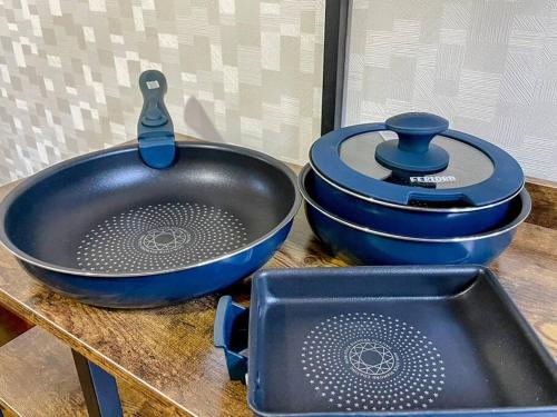 two blue pans sitting on top of a wooden table at Villa Verde 那須 in Nasu