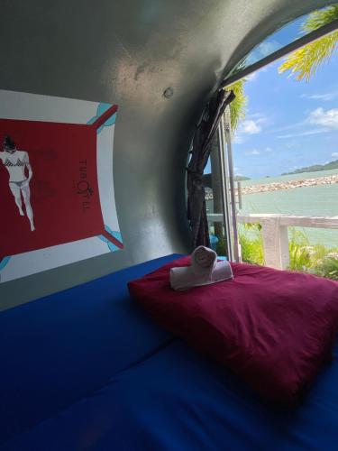 Zimmer mit einem Bett und einem Schild an der Wand in der Unterkunft Tubotel in Pantai Cenang