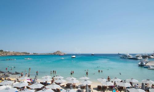 プラティス・ヤロスにあるAcrogiali Beachfront Hotel Mykonosの海水浴場の人々