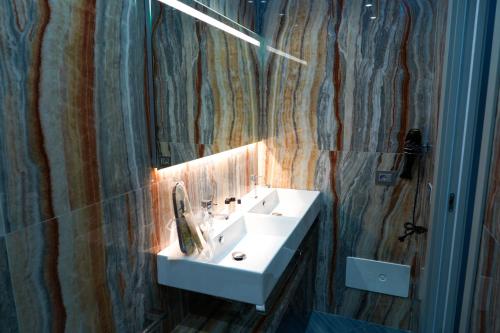 La salle de bains est pourvue d'un lavabo et d'un miroir. dans l'établissement B&B Luca, à Marina di Camerota