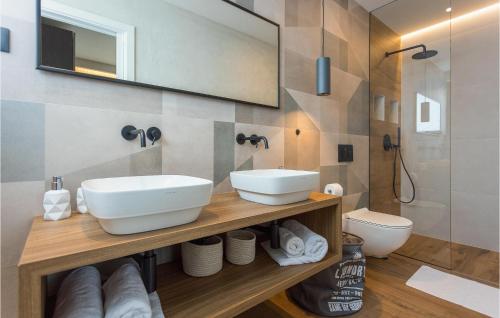 ein Bad mit einem Waschbecken und einem WC in der Unterkunft Villa One Way in Banjole
