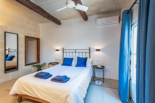 Un ou plusieurs lits dans un hébergement de l'établissement Dar ta' Betta Farmhouse with private pool