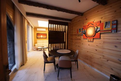 Posezení v ubytování Kasauli Hills Resort