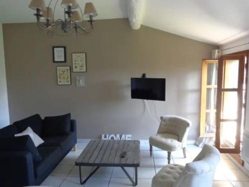 un salon avec un canapé et une chaise dans l'établissement BLAGNAC hyper centre T2, à Blagnac