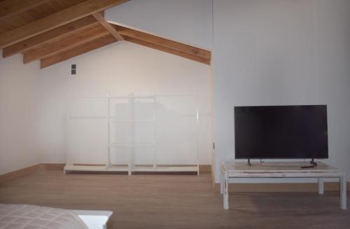 Μια τηλεόραση ή/και κέντρο ψυχαγωγίας στο Bay View Suites