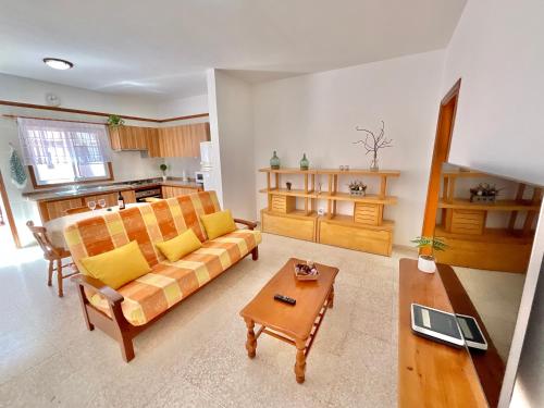 拉古納的住宿－BARU，客厅配有沙发和桌子