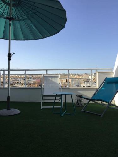 Balkoni atau teres di Champagne Supernova Penthouse