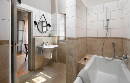 ein Badezimmer mit einer Badewanne und einem Waschbecken in der Unterkunft Villa Maritimo in Sveti Lovreč Pazenatički
