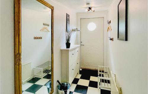 Kylpyhuone majoituspaikassa 1 Bedroom Awesome Home In Ronneby