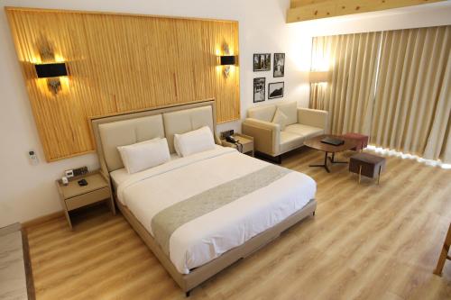 Een bed of bedden in een kamer bij Kasauli Hills Resort
