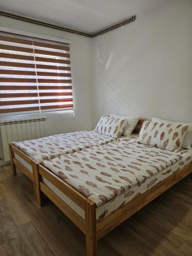 帕莱Casa bianca Pale的一张位于带窗户的房间的床