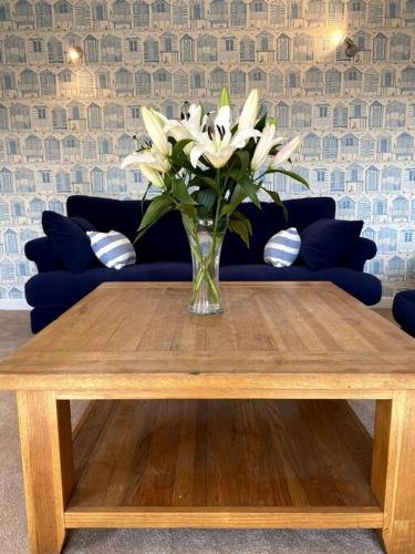 Φωτογραφία από το άλμπουμ του Stylish contemporary seaside holiday home with 5 bedrooms, sea view, parking and EV point σε Kent