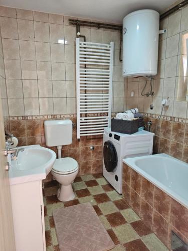 帕莱Casa bianca Pale的带马桶、浴缸和水槽的浴室