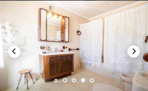 y baño con lavabo, espejo y aseo. en LA VILLA, en Villarrín de Campos