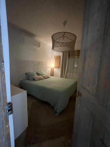 a bedroom with a bed and a lamp in it at Entre les Alpilles et le Luberon 3 chambres 10 pers in Cavaillon