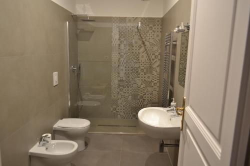 トラーニにあるB&B Venti del Sudのバスルーム(トイレ、洗面台、シャワー付)