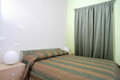a bedroom with a bed and a window at Casa Vacanze Vecciano in Montefalco