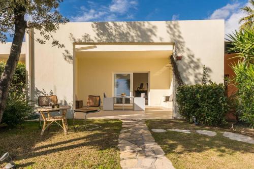 a house with a garden and a patio at Villa Oleandro in Pula
