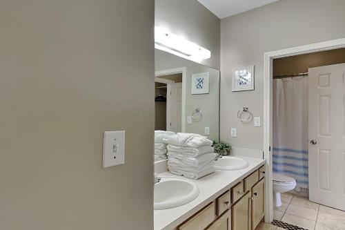 een badkamer met 2 wastafels en een spiegel bij Sandpiper Cove 9224 in Destin