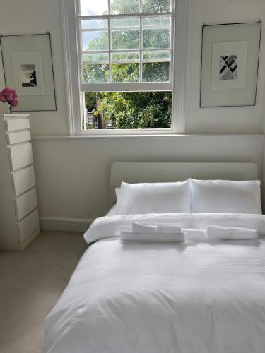 מיטה או מיטות בחדר ב-Stunning two bed flat in angel