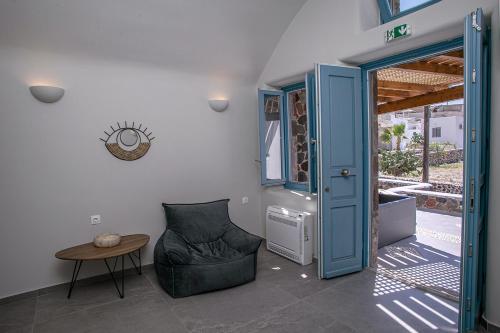 ein Wohnzimmer mit einem Stuhl und einem Tisch in der Unterkunft Arck Suites in Foinikiá