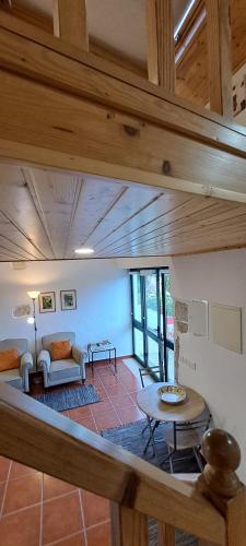 a living room with a couch and a table at Parreirais dos Moquinhos in Minde