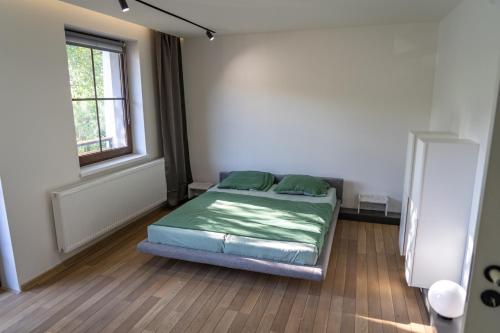 een slaapkamer met een bed in een kamer met een raam bij Raj v Slovenskom Raji 2 samostatné apartmány in Spišská Nová Ves