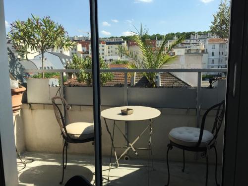 Ein Balkon oder eine Terrasse in der Unterkunft Beauséjour-Porte de Versailles Expo