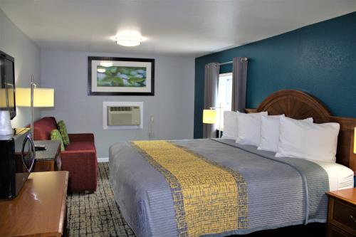 Katil atau katil-katil dalam bilik di Hometowne Inn & Suites