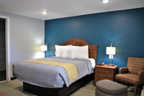 Katil atau katil-katil dalam bilik di Hometowne Inn & Suites