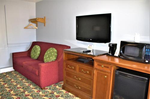 Televisyen dan/atau pusat hiburan di Hometowne Inn & Suites