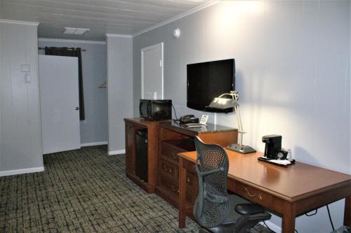 Televisyen dan/atau pusat hiburan di Hometowne Inn & Suites