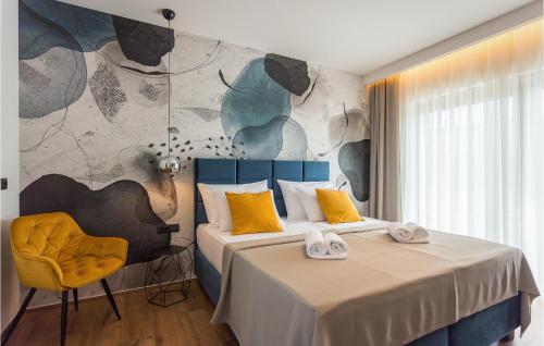 ein Schlafzimmer mit einem Bett und einem gelben Stuhl in der Unterkunft Villa One Way in Banjole