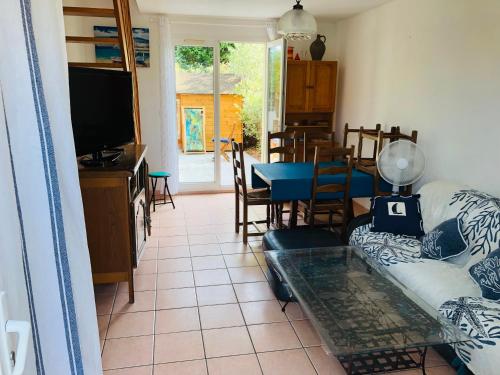 un salon avec un canapé et une table dans l'établissement Résidence Les Jardins de la Clape, à Narbonne-Plage