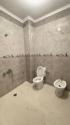 La salle de bains est pourvue de toilettes et d'un lavabo. dans l'établissement tetouan wilaya, à Tetouan